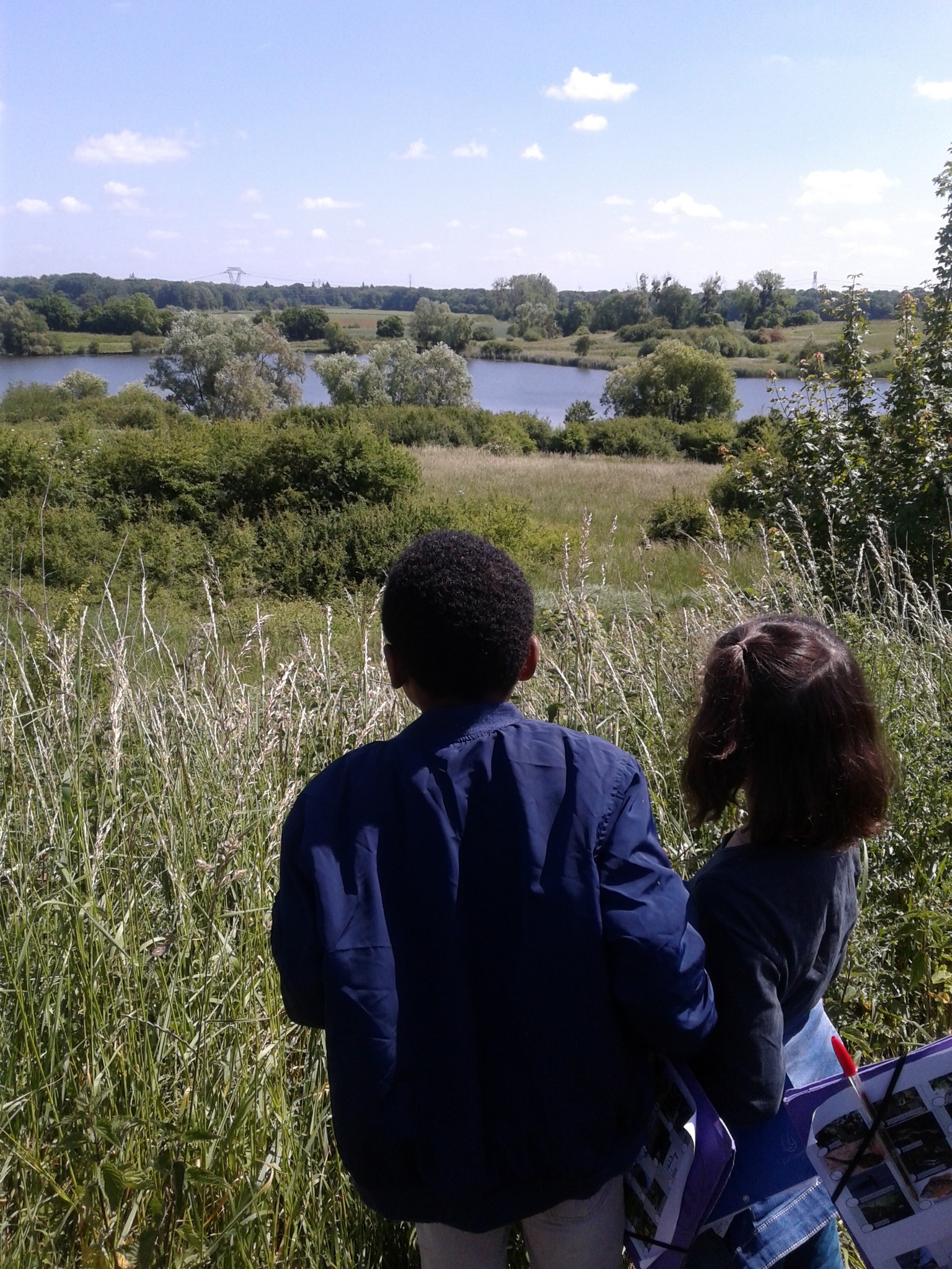 Peut être une image de 2 personnes et herbe